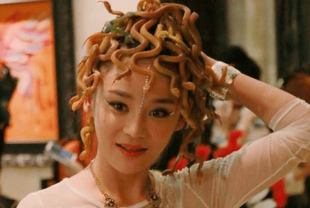 袁珊珊就厉害了,先不说妆容,这满头的小蛇是有什么想法吗,这也太可怕