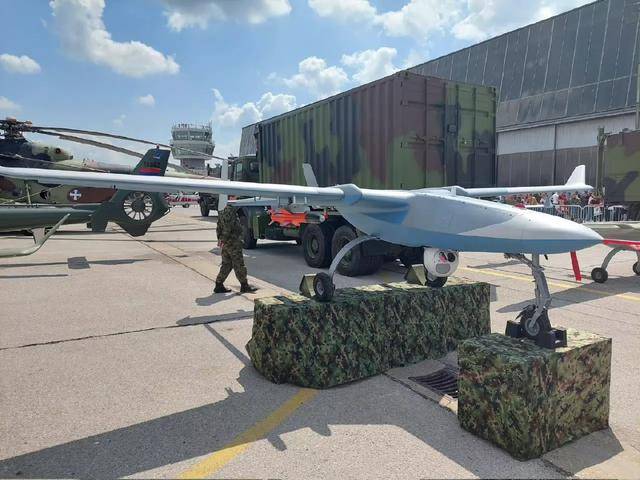 塞尔维亚军方展示中塞合作的"飞马座"无人机_中国_精确制导炸弹_高空