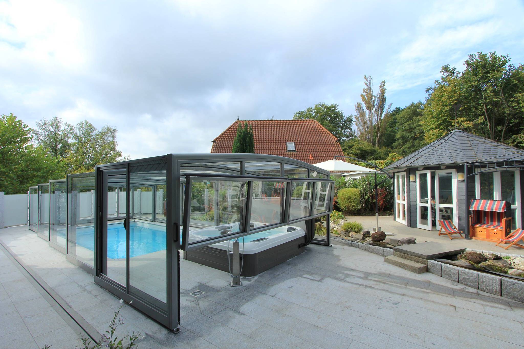 创造了四季皆宜的阳光环境,让游泳池全年保持完美的游泳条件和温度