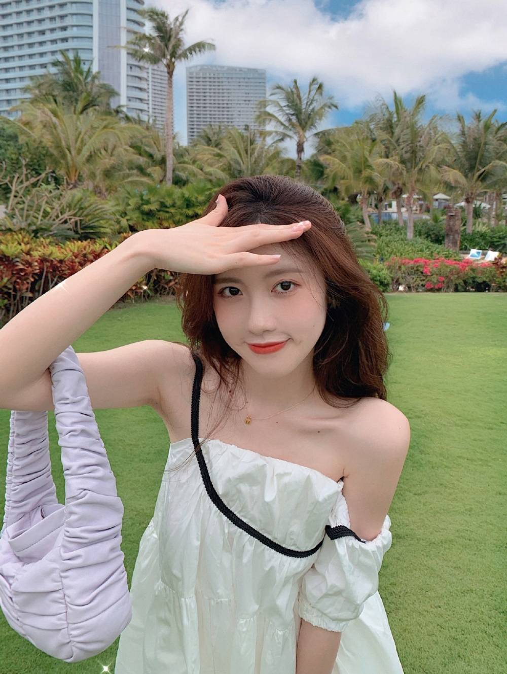 梨涡允允白色抹胸裙户外性感写真