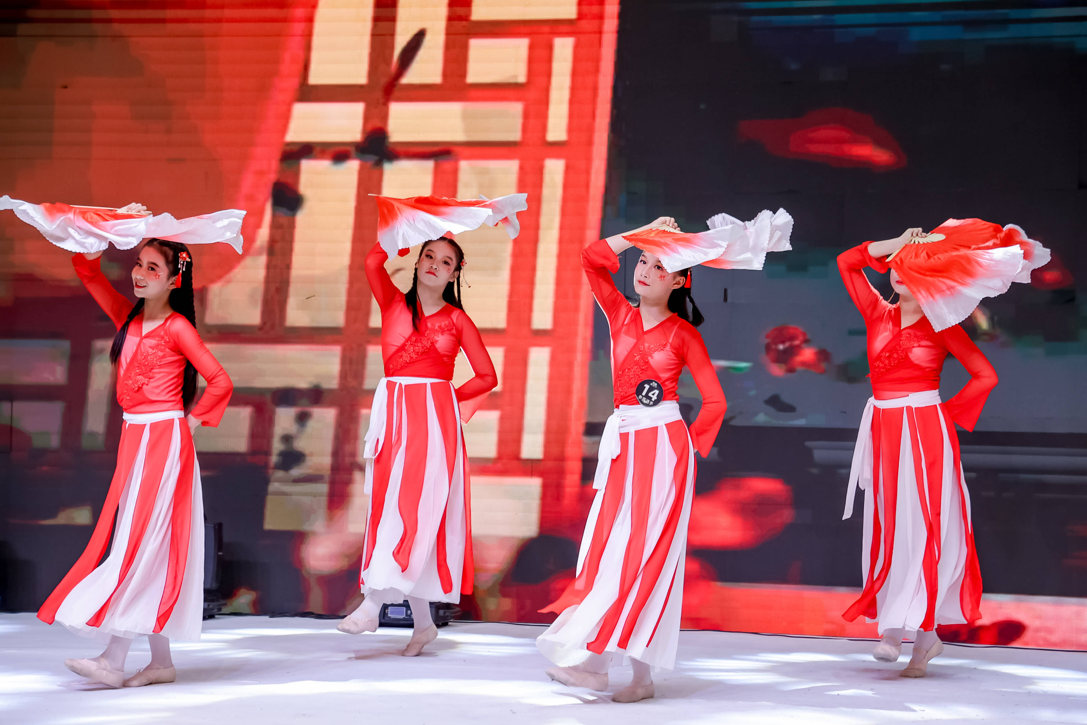 专访| 舞林新生代深圳明星舞蹈团《俏红狐》:展现最好的一面给观众