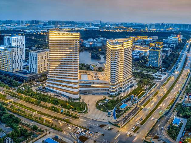 武汉捷凯照明在光谷金融中心的亮化设计