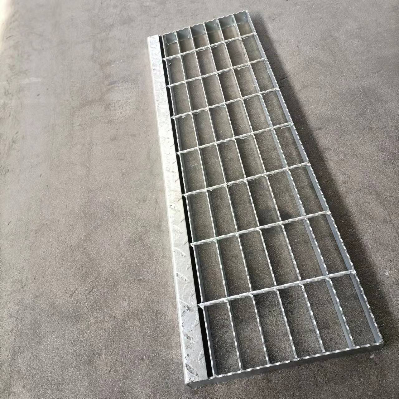 镀锌踏步板钢结构踏步板楼梯焊接踏步板