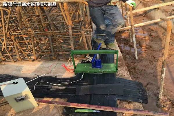我厂生产的止水带热熔机采用抽板式结构,可根据不同塑胶件尺寸的大小