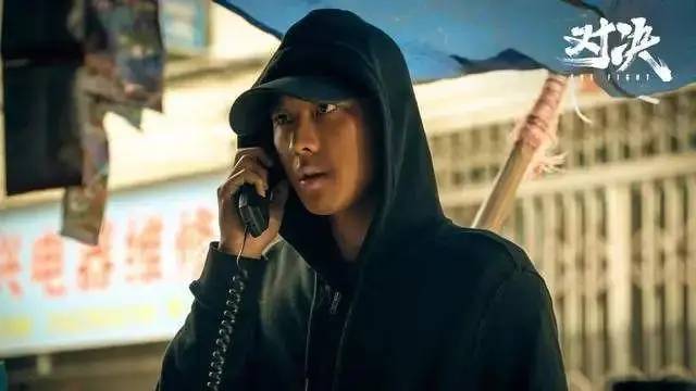 就在调查枪击案时,搬运村的黑帮老大光头带着手下和另一个刀疤为首黑