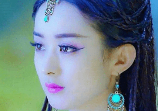 身蓝衣古装,头戴满天星,简直美呆了,引得不少网友纷纷喊话,这哪是女鬼