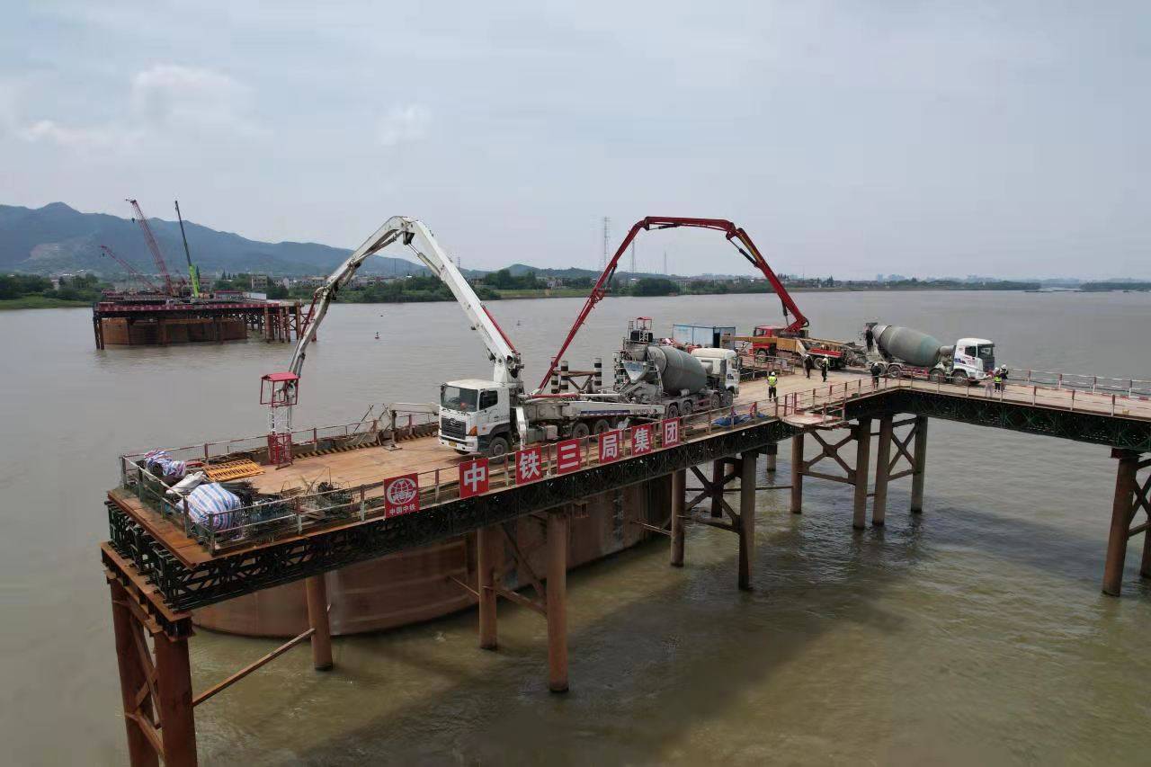 金建高铁兰江特大桥首个水中承台浇筑完成