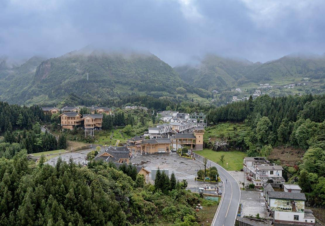 目前,磊兮帐篷酒店已建成四处.其一,位于兴文县仙峰苗族乡.