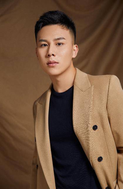 双语主持人高嵩这是一个宝藏男孩