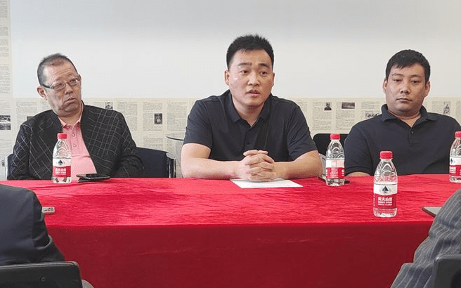 公略集团服务业商会会长宋铁军首先对公略集团加入服务业商会表示热烈