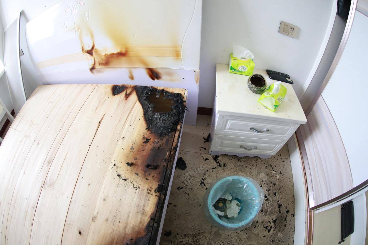 直到天亮才回到家中准备睡觉,躺在床上时他点了一支香烟,迷迷糊糊中就