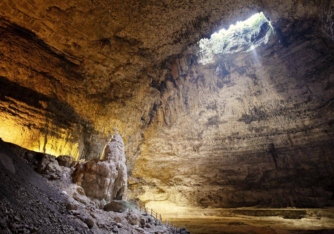 创建天府旅游名县:中国空间规模最大的溶洞---天泉洞