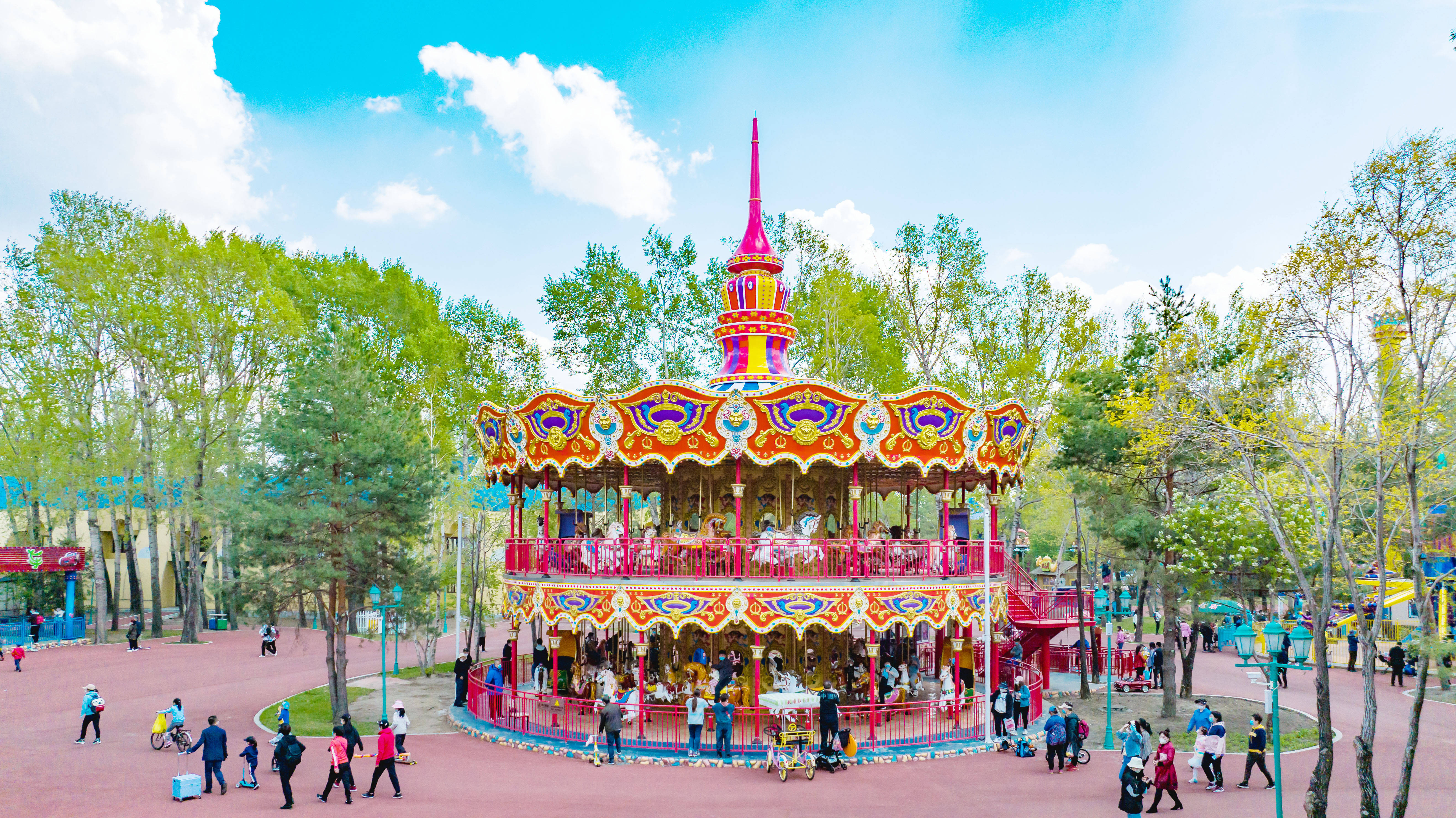 太陽島笨熊樂園:大朋友,小朋友專屬遊樂園,兒童節來坐旋轉木馬吧!