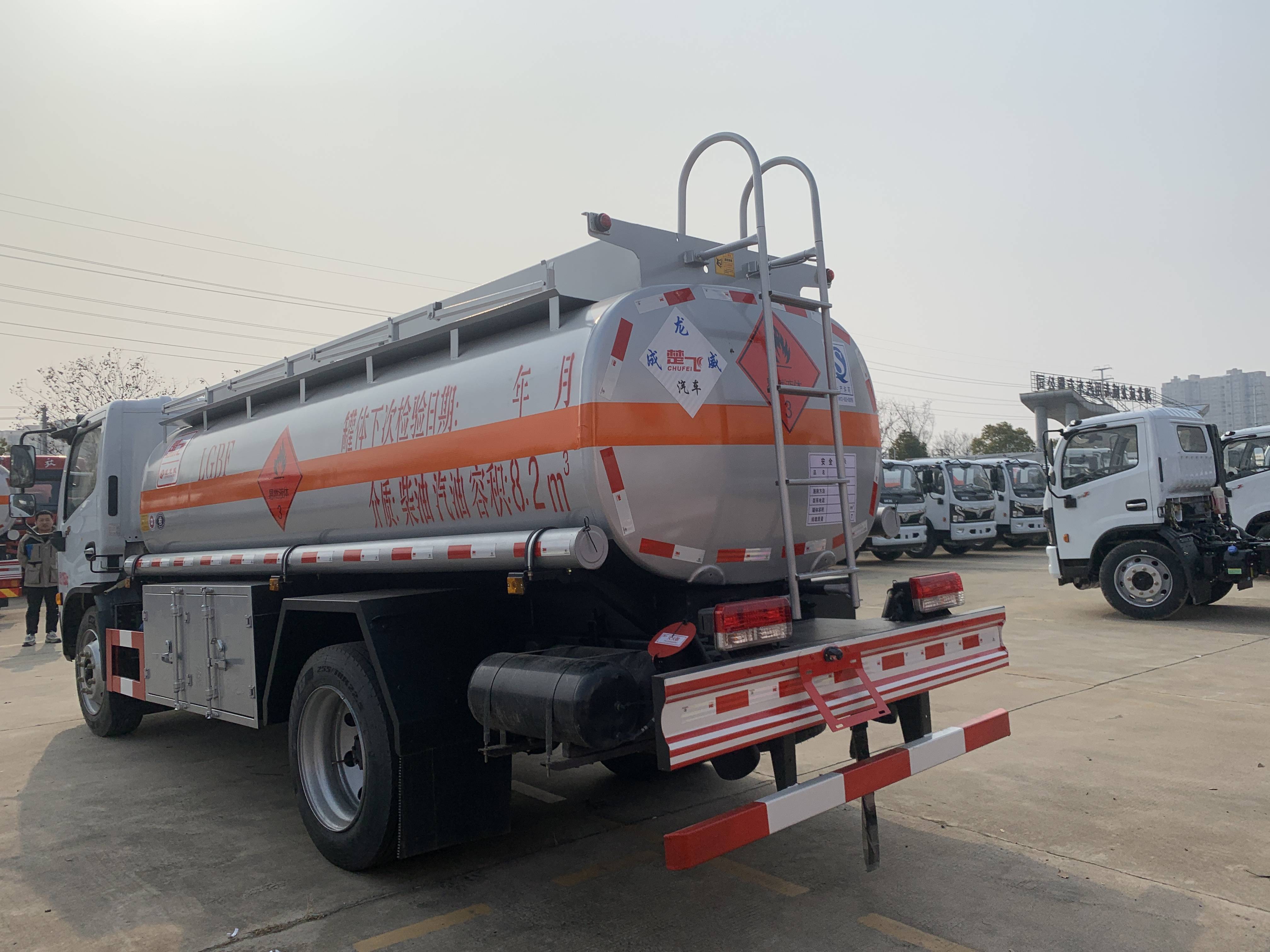 8吨油罐车在哪买油罐车厂家在哪