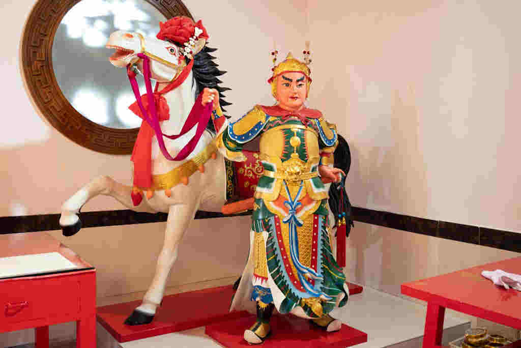 一进拜殿左设专台奉妈祖座驾白马将军,右为龙兴宫董事会接待处.