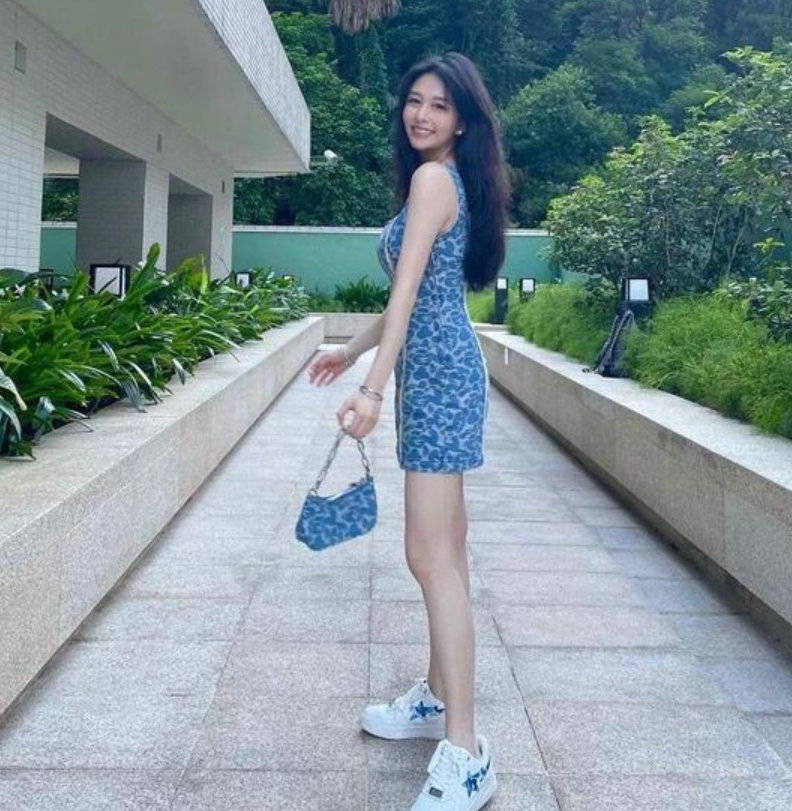 邱淑贞女儿沈月晒美照 穿抹胸装秀美腿青春有活力