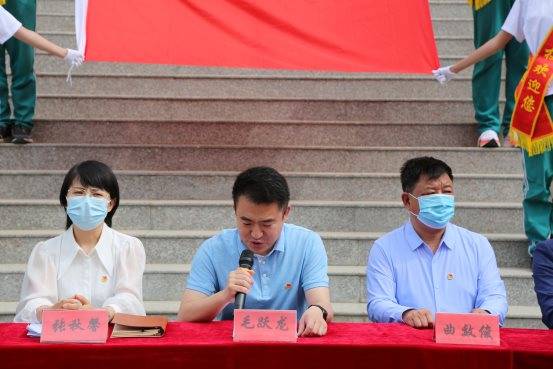 团县委书记毛跃龙发表讲话校团委书记葛鑫对新入团同学表示祝贺.
