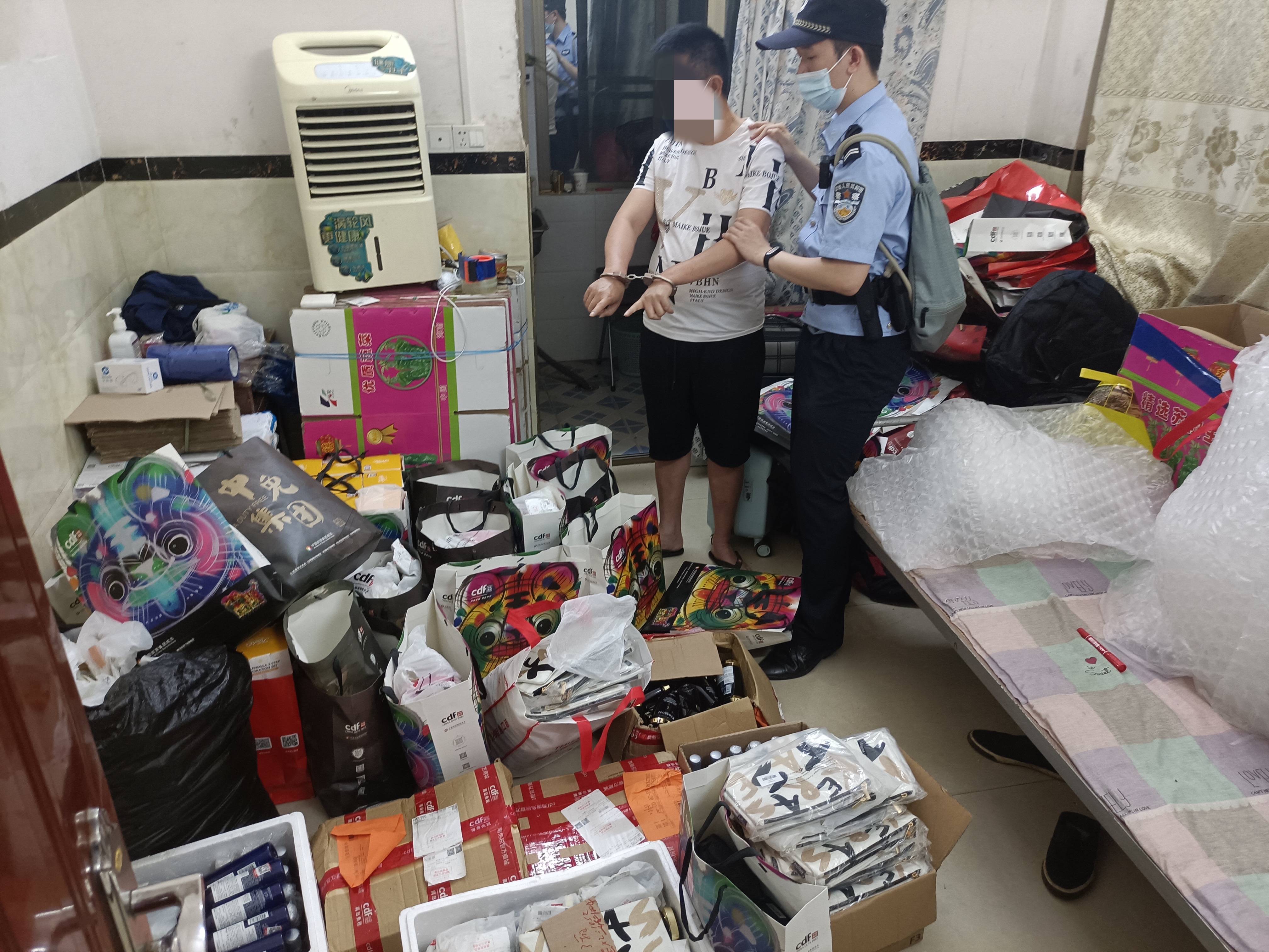 现场经查,2021年以来,上述走私团伙组织社会人员前往海南"套代购"离岛