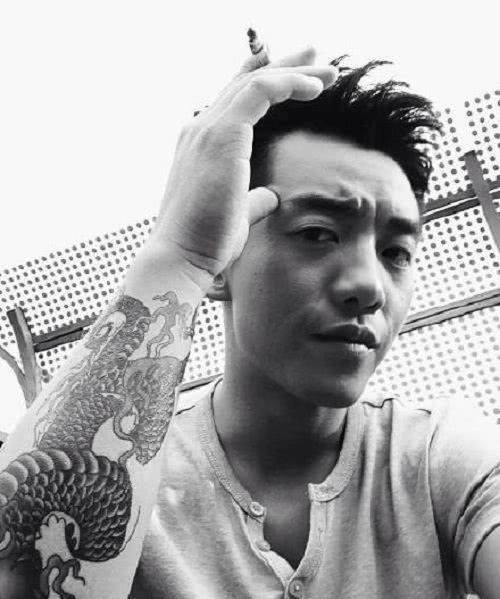 原创男星纹身张继科的白鸽郑恺的卧龙都败给了他的双鹰在胸