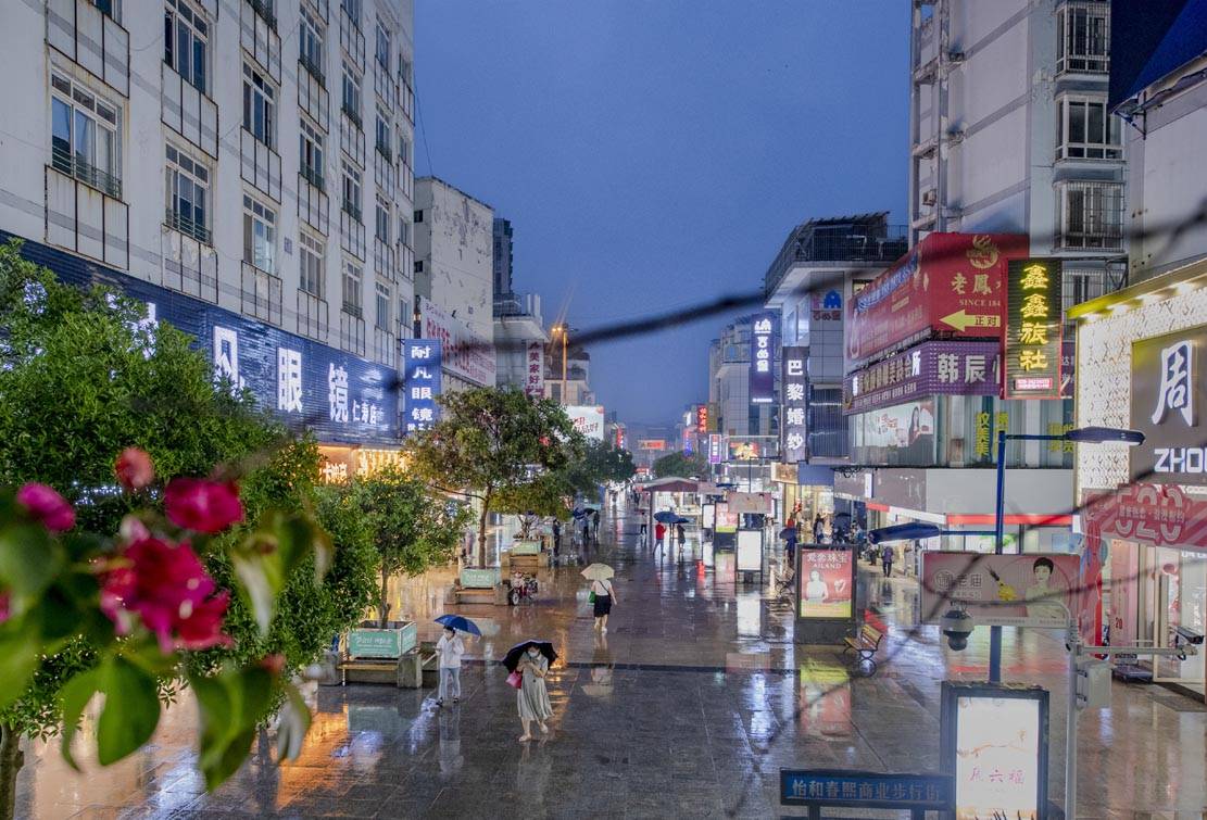 夜幕降临,华灯初上,四川省眉山市仁寿县县城灯火辉煌,车水马龙,街头