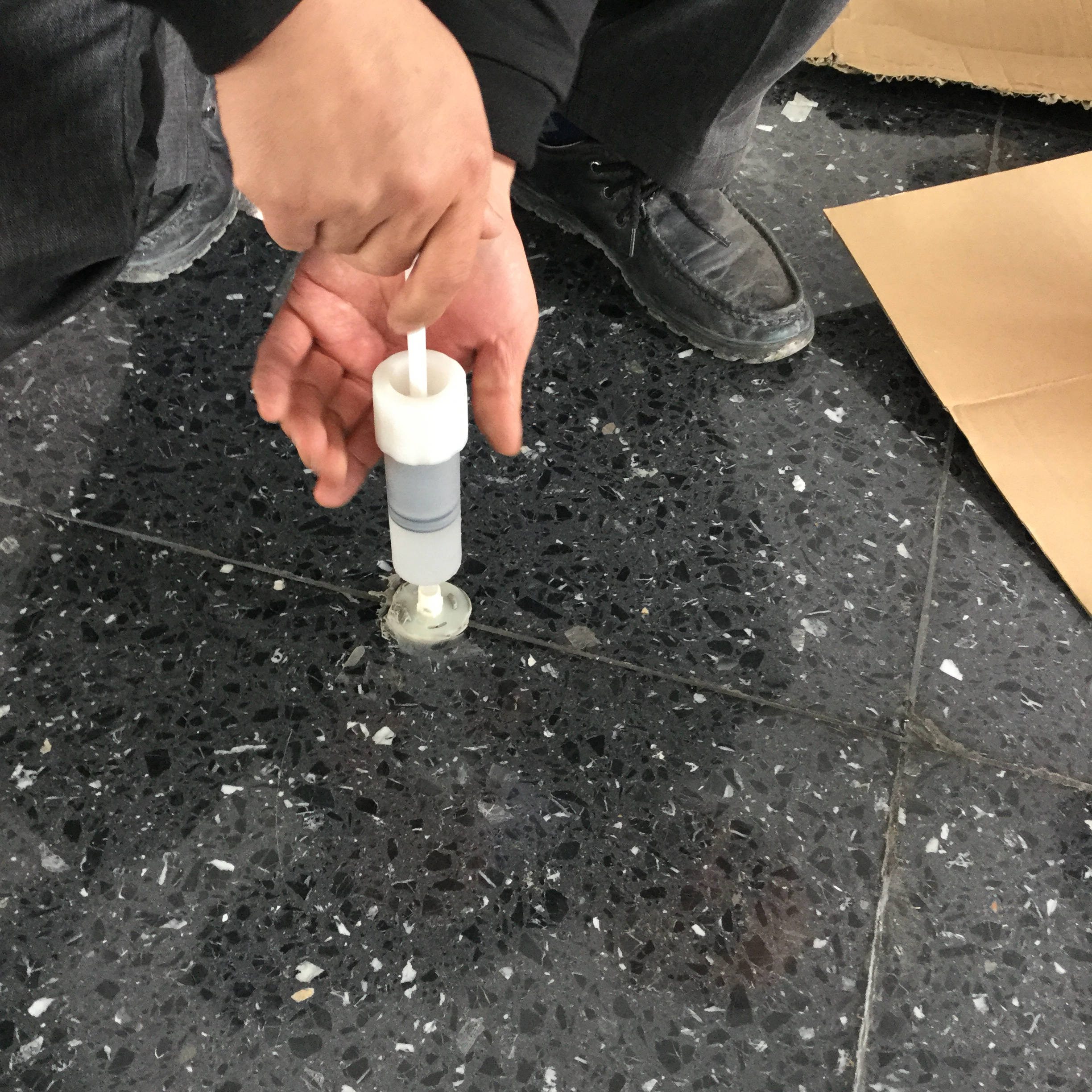 原创瓷砖石材空鼓怎么修复都在推荐用灌浆树脂胶进行压力注浆效果如何