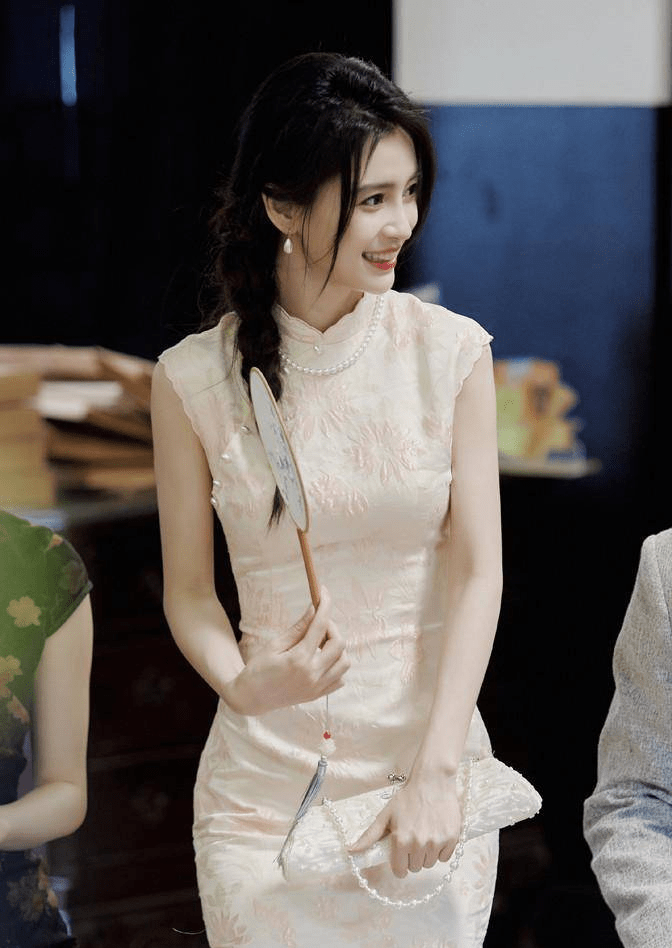 angelababy真是美人坯子穿旗袍摇蒲扇像民国贵妇90度夹腿坐太牛