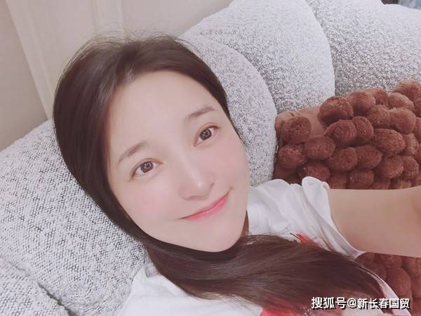 内地首位确诊新冠明星治愈出院，晒自拍素颜照报平安