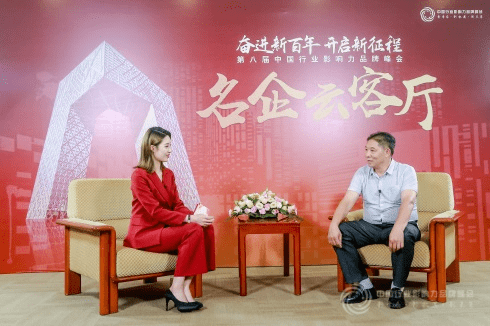 袁洪,1963 年 10 月出生,四川省乐山市市中区人,中医主任医师,四川