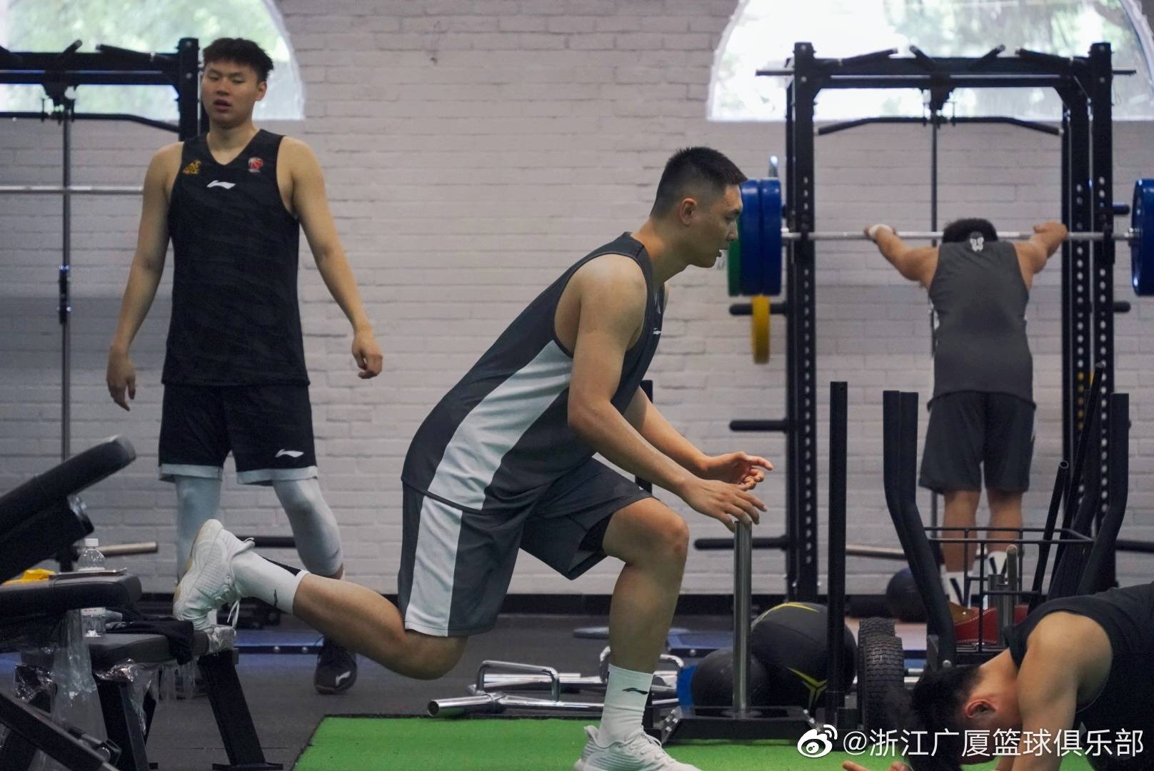 广厦男篮社媒晒球队训练照力量课久违了