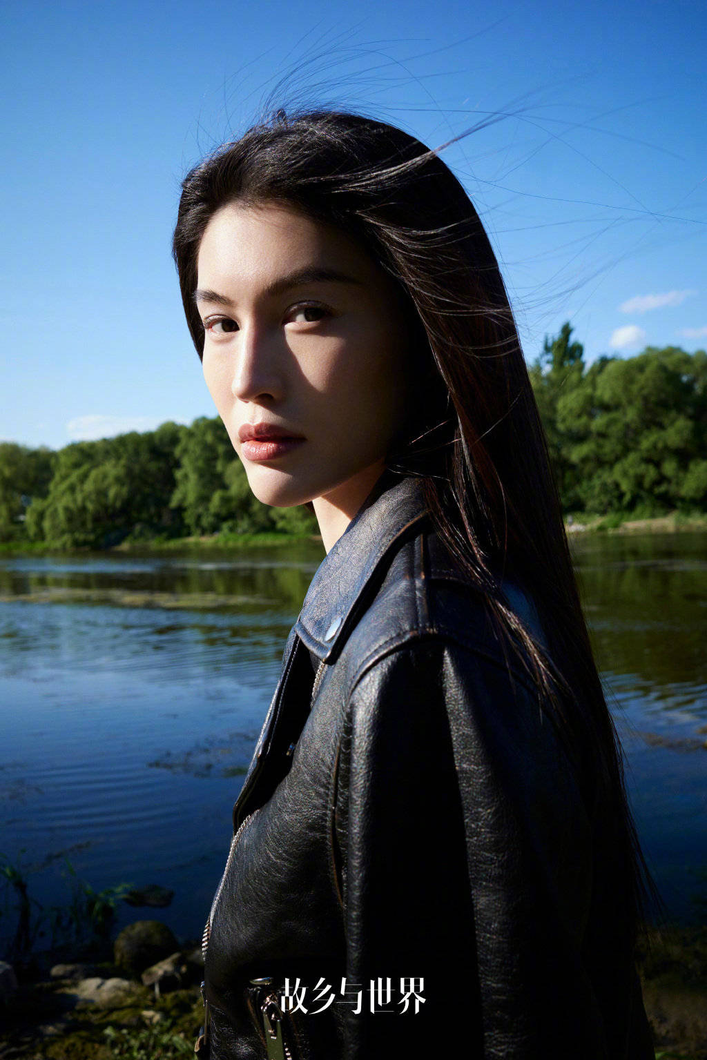 何穗穿性感吊带雪肤光滑长发飞扬尽显高级感