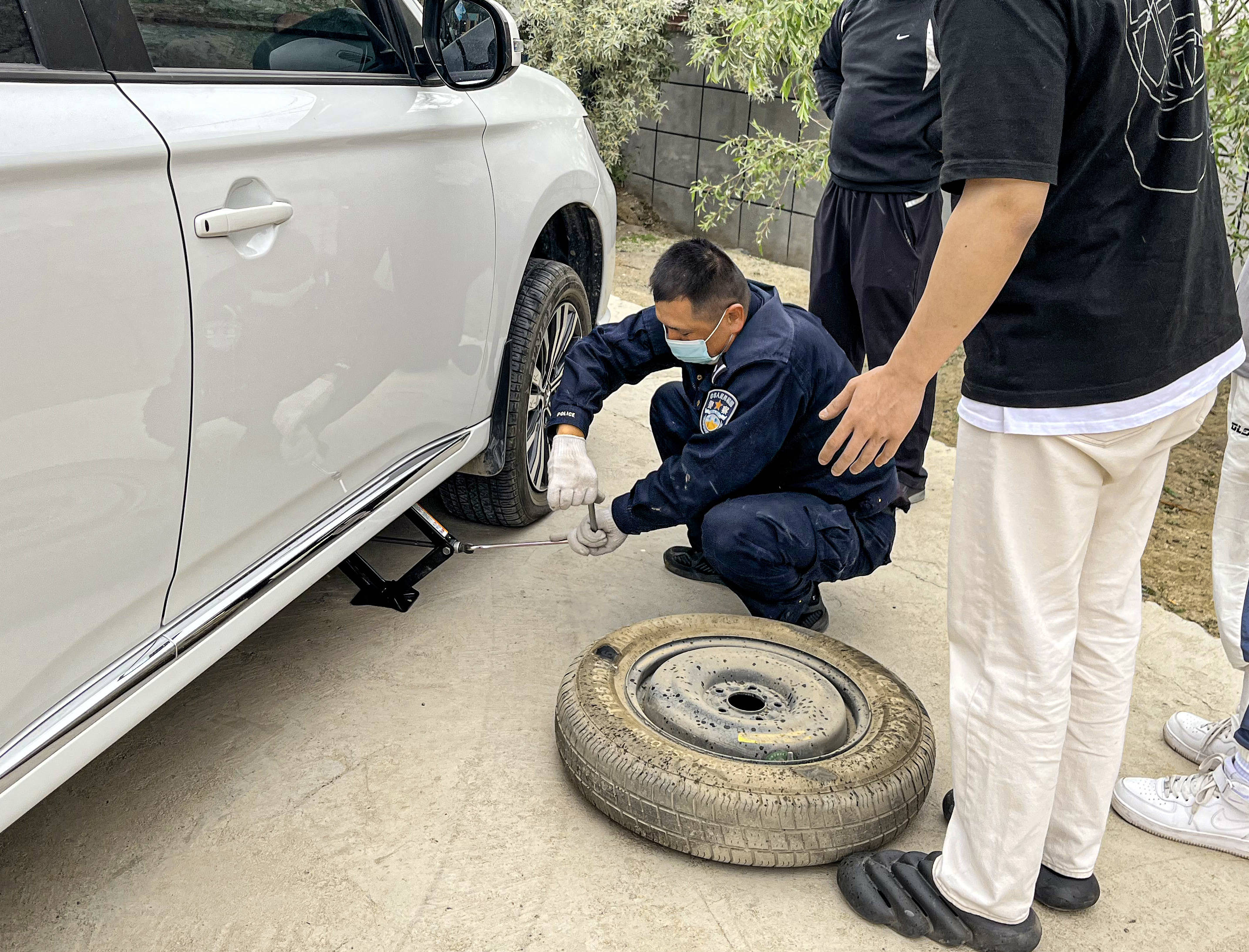 新疆克州:移民管理警察,你蹲下身换轮胎的样子真美_车辆_驾驶员_陈建