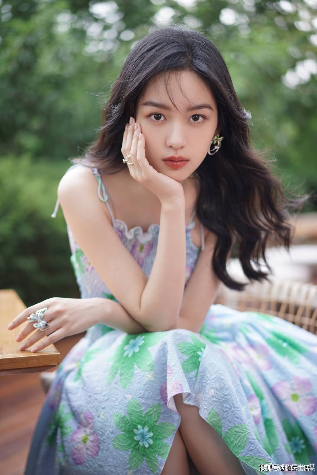 周也穿吊带碎花裙皮肤白皙露小蛮腰满满的夏日味道