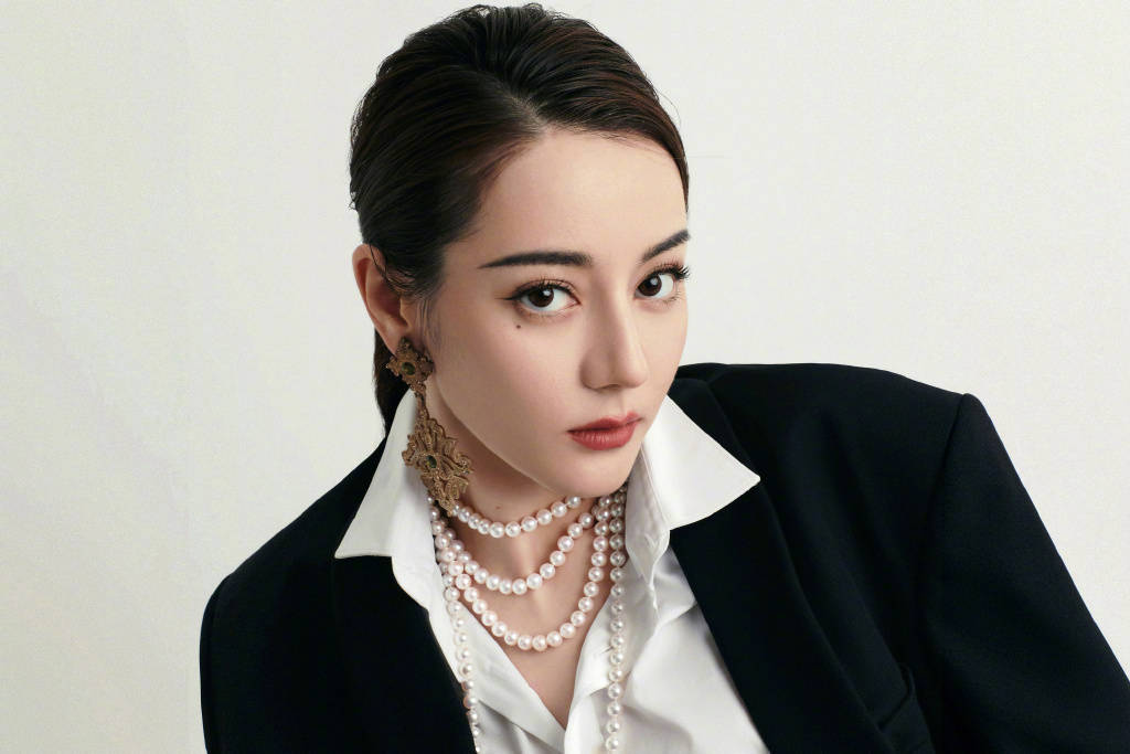 迪丽热巴黑西装戴墨镜超酷飒红唇吸睛女王范十足