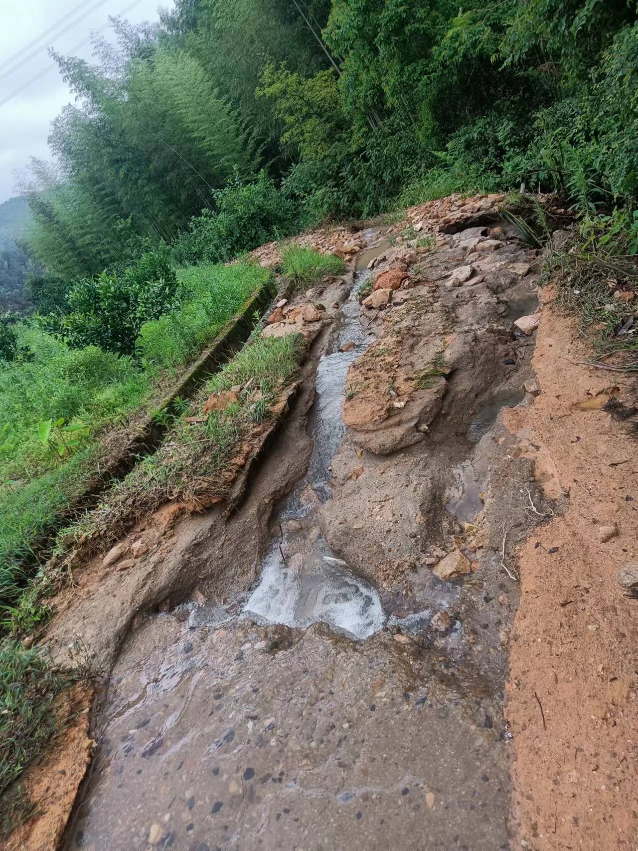 沿河房屋瞬间倒塌:福建永安小陶镇石峰村成"6·13"洪灾重灾区