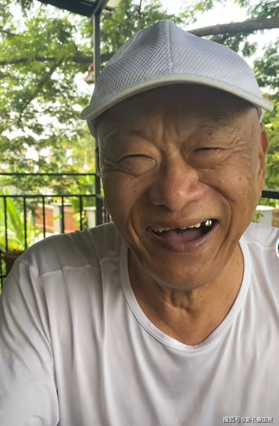 不过近年来凌峰长居泰北,婚变消息更是没少过,77岁的他与妻女几乎已经