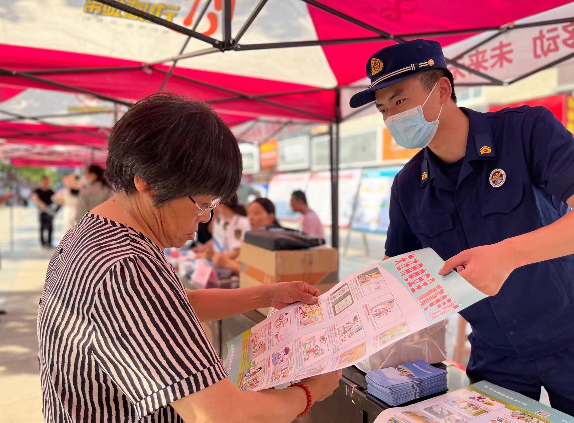 安全生產月荊門消防聯合多部門開展安全生產月諮詢日宣傳活動