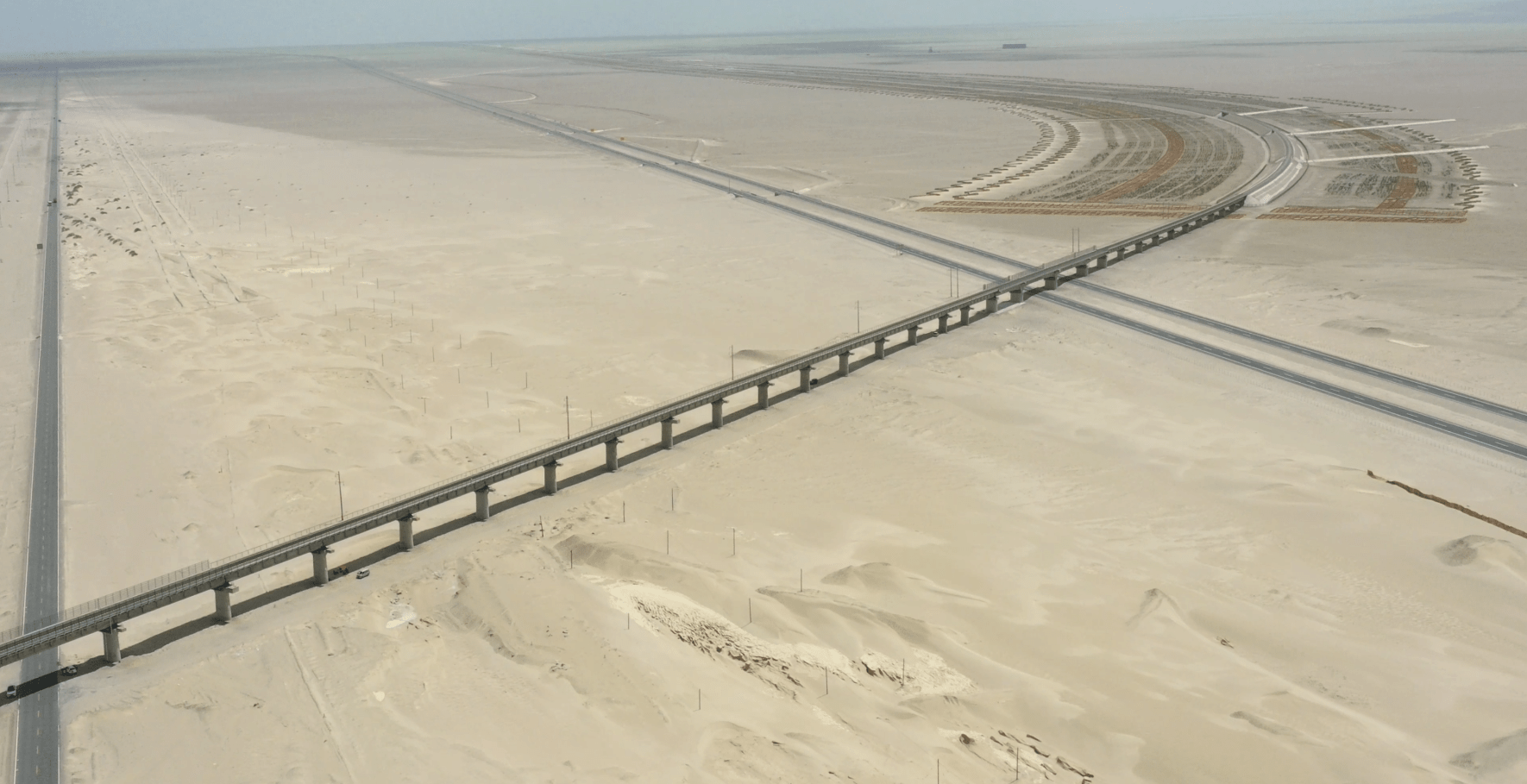 环沙漠铁路实现闭环运营_沉浸式体验世界首条沙漠铁路环线_若羌_南疆