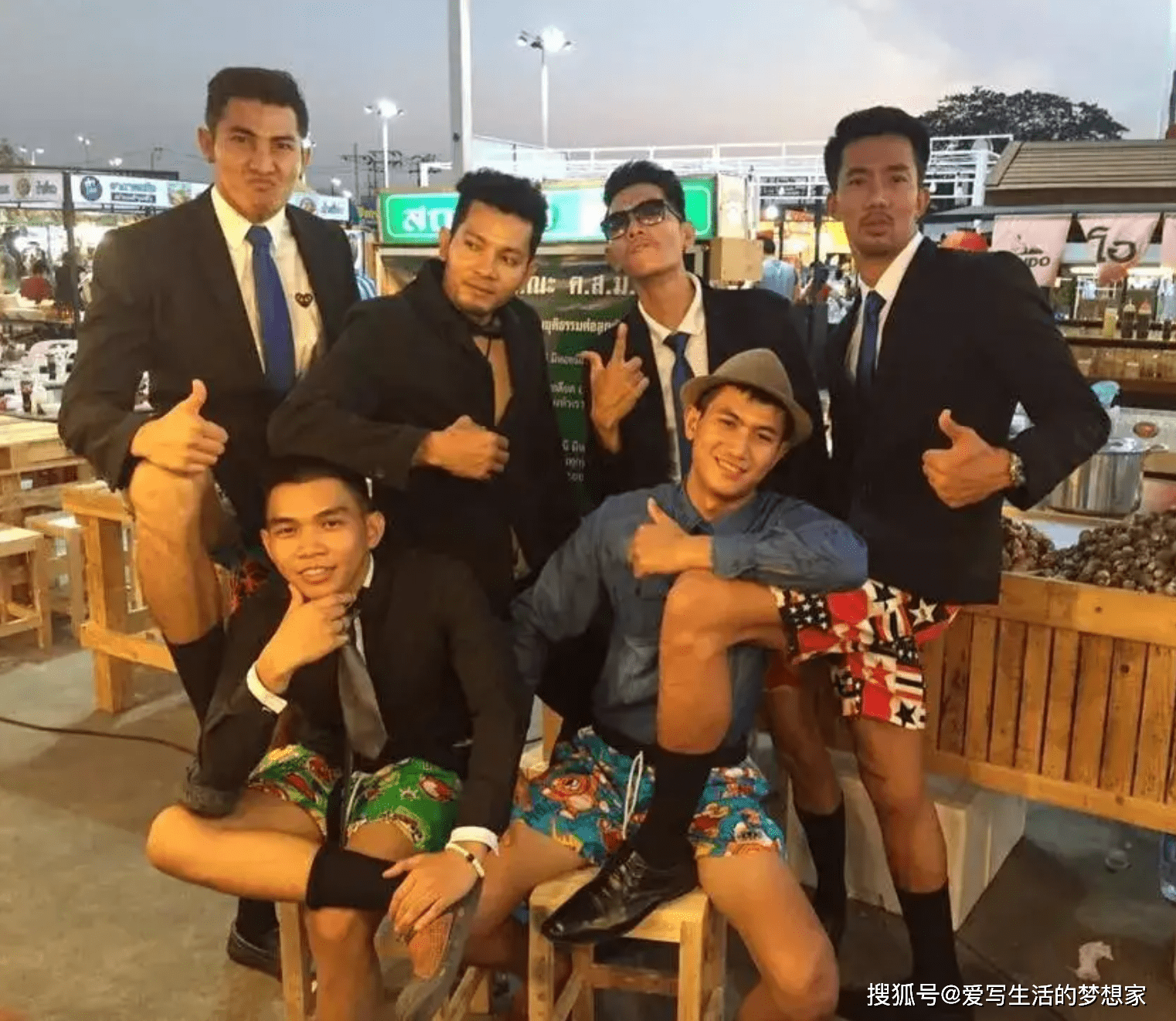 不论是化妆,穿裙子的男性,或者是打扮妖娆的男人,在泰国街头都见怪不