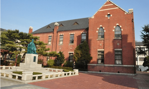 北外开设本科专业121个,其中44个专业是全国唯一专业点.