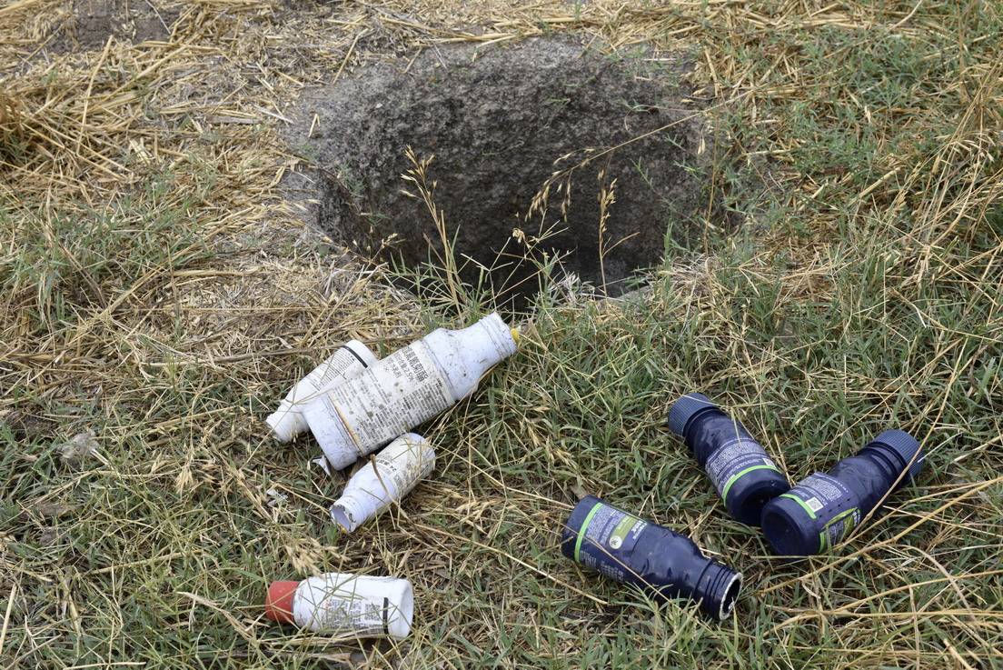 盼望收拾农村田间地头丢弃的农药瓶