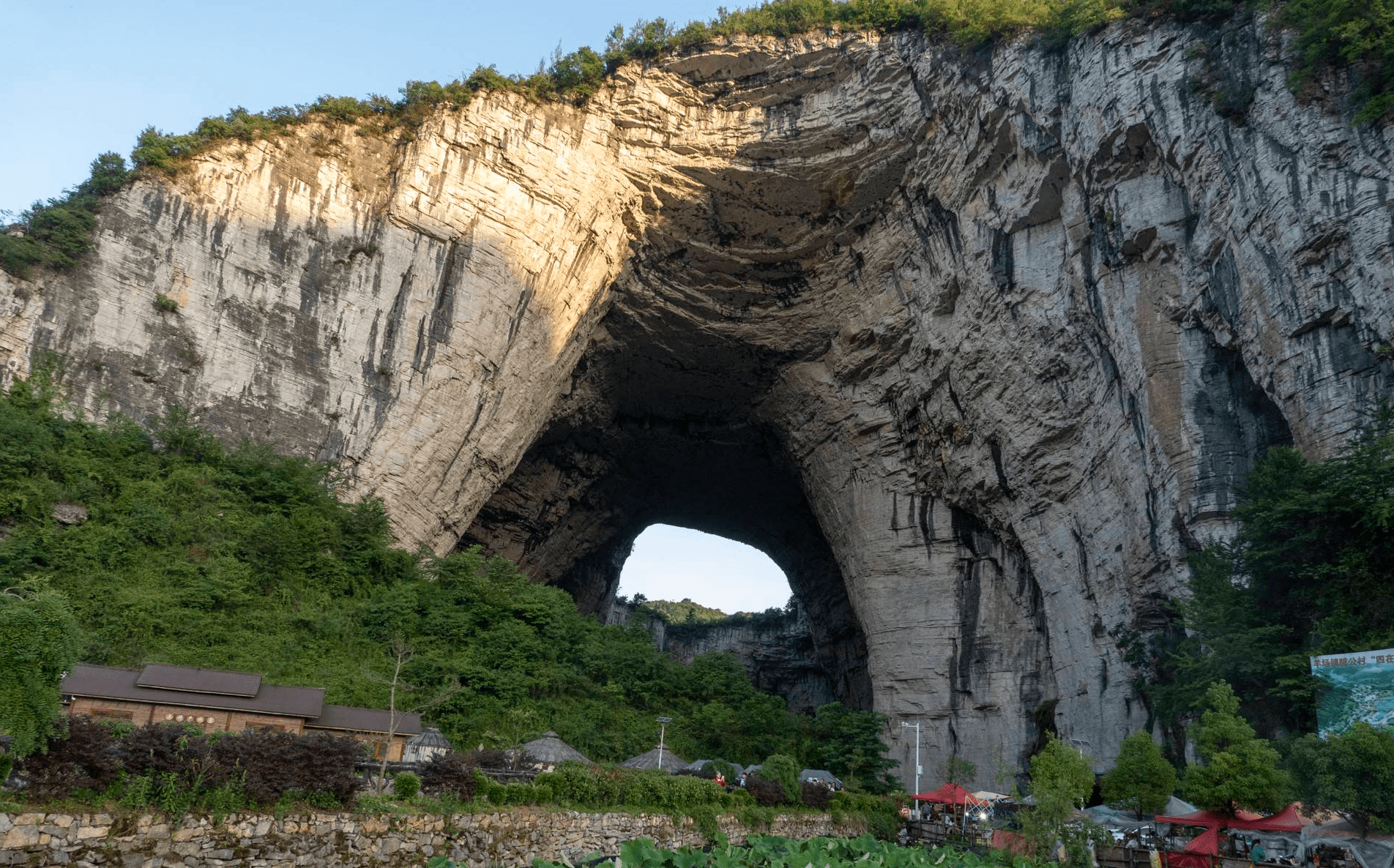 貴州神秘峽谷裡,亞洲最高的天生橋與巨型天坑相連,世間罕見_山洞_溶洞