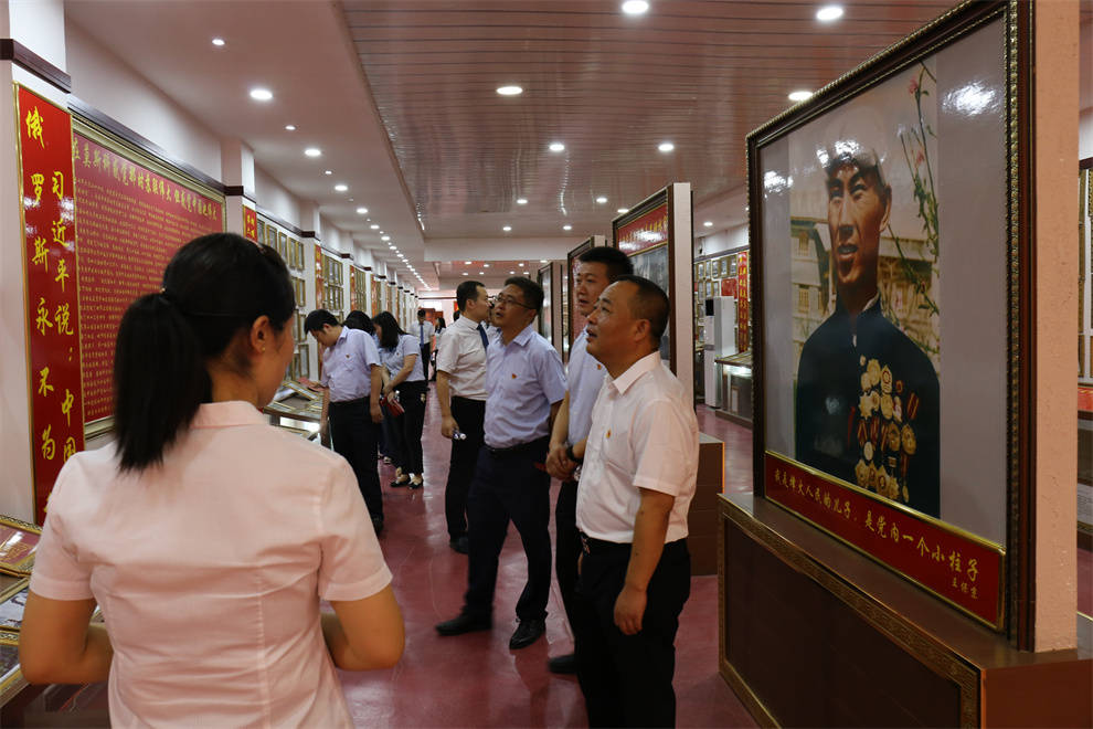 随后在会议室里,大家聆听了原全国劳模,咸阳市副市长王保京同志的视频