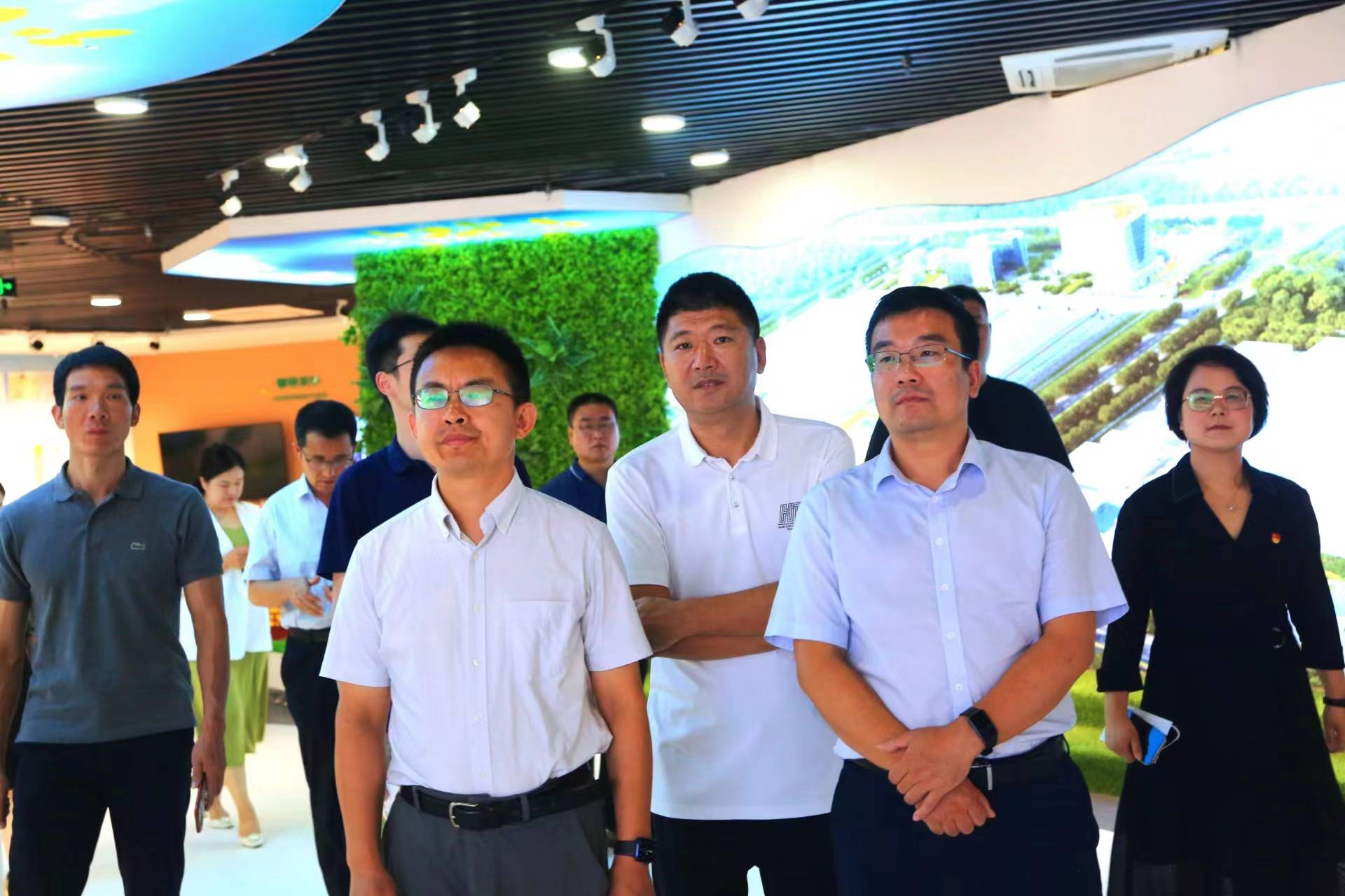 东西部协作专家委员会调研工作组走进圣唐乳业董事长徐长城做介绍