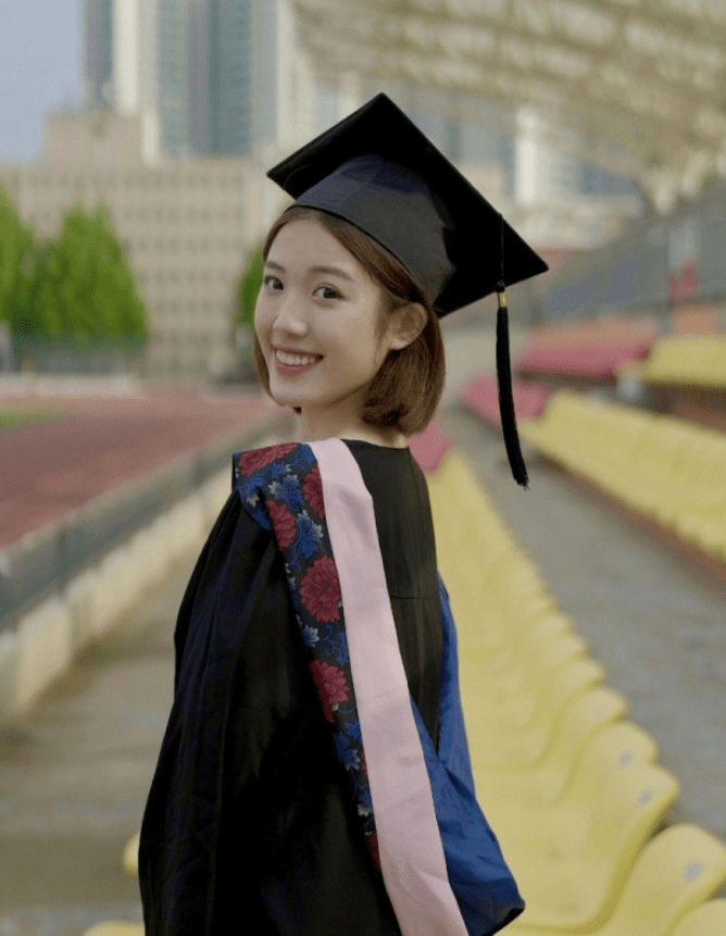 组图：高诗岩女友晒毕业照 青春靓丽笑容阳光