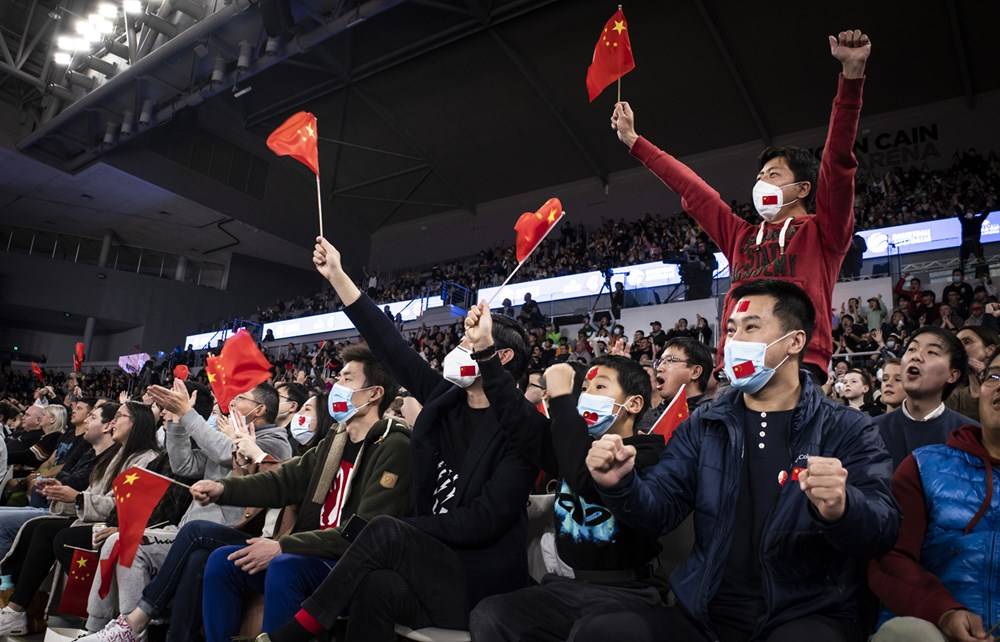 组图客场享受主场待遇中国球迷为男篮助威呐喊
