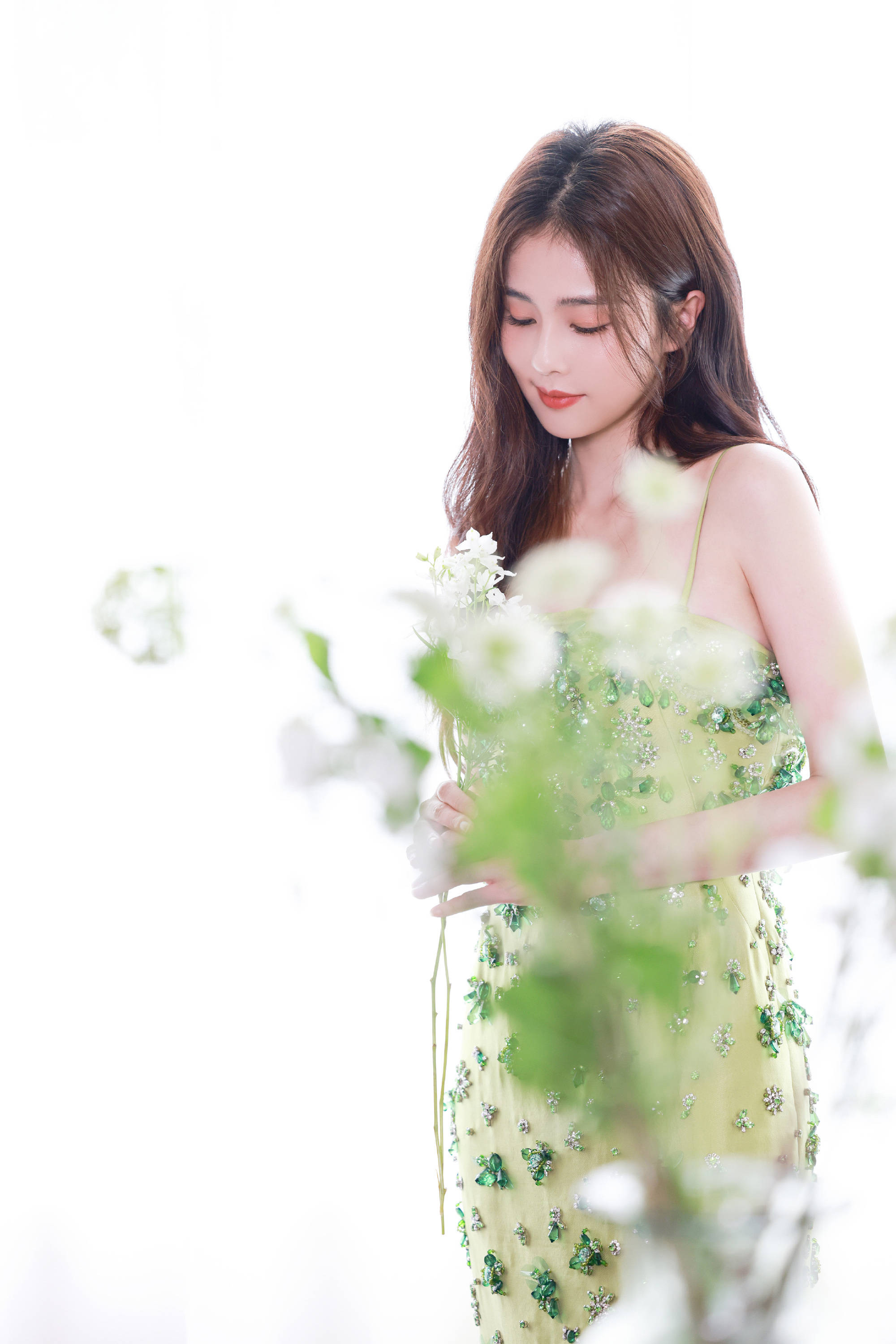 白鹿穿红色抹胸连衣裙明艳俏皮 少女娇羞美丽动人