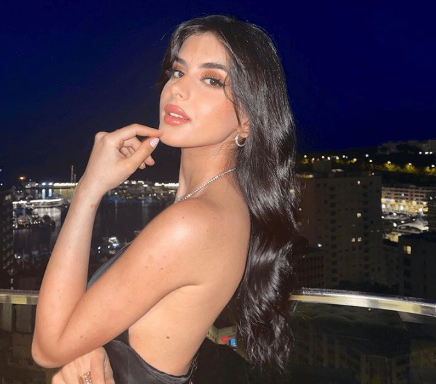 原创小法继女美若天仙23岁发育成熟不和球星继父度假懂得避嫌