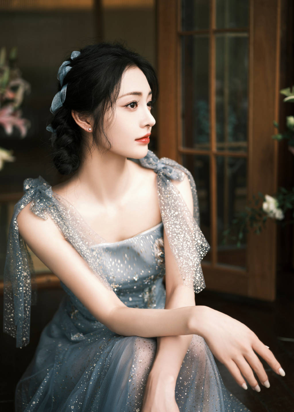 周洁琼穿纱裙前凸后翘长腿吸睛 笑容甜美又纯又欲