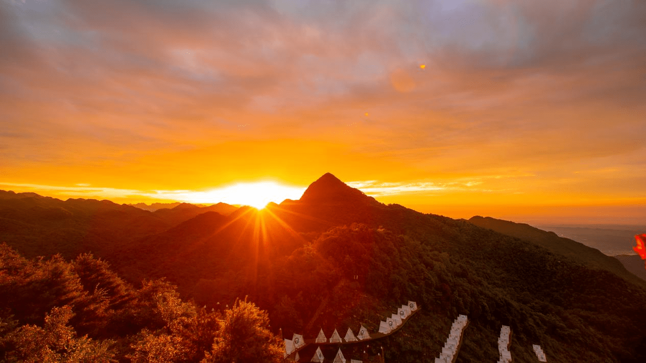 美翻了 九皇山朝霞日出美景如画 每一秒都绚丽夺目 夏日 避暑 金光