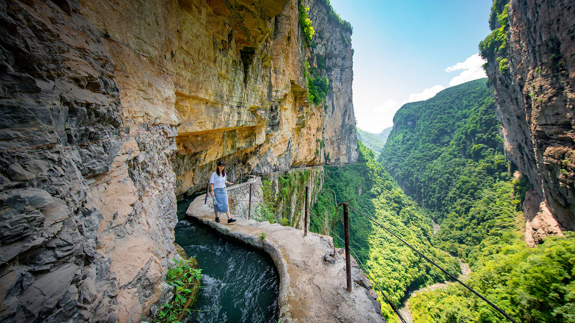 女汉子看了腿软重庆网红挂壁水渠实景绝了